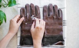 Cómo limpiar guantes de piel